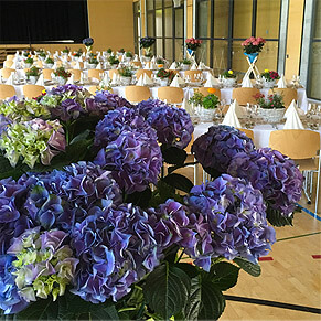 Blumendekoration bei einer Veranstaltung